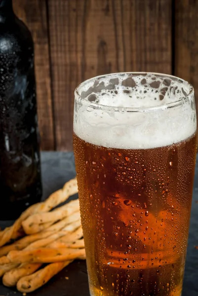 แก้วเบียร์กับกรีซินี่ — ภาพถ่ายสต็อก