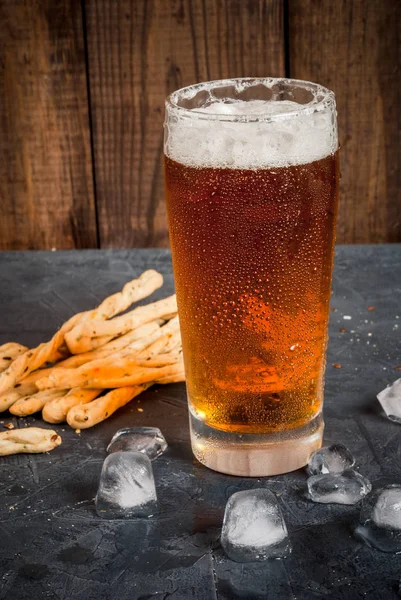 Glas öl med grissini — Stockfoto