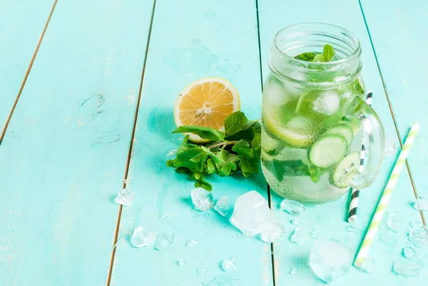 Detox cocktail av mynta, gurka och citron — Stockfoto