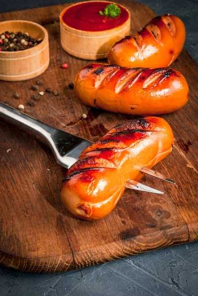 Saucisses grillées au ketchup et aux épices — Photo