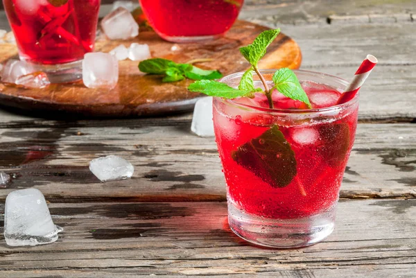Lato lodem czerwony napój - herbata lub sok — Zdjęcie stockowe