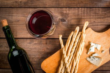 Kırmızı şarap ve atıştırmalıklar için o