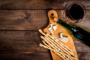 Kırmızı şarap ve atıştırmalıklar için o