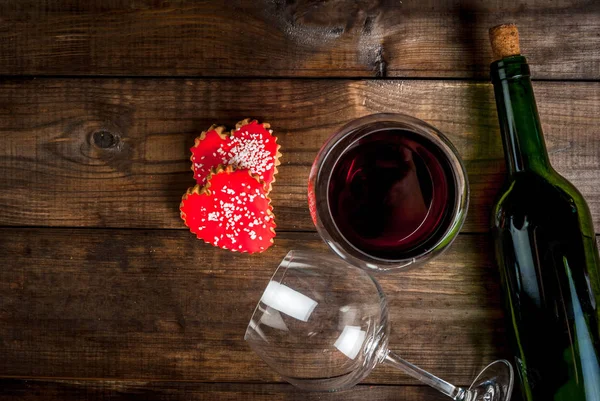 Garrafa de vinho, 2 copos e biscoitos valentines — Fotografia de Stock