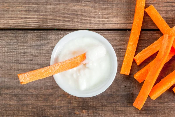 Rodajas de zanahorias y yogur — Foto de Stock