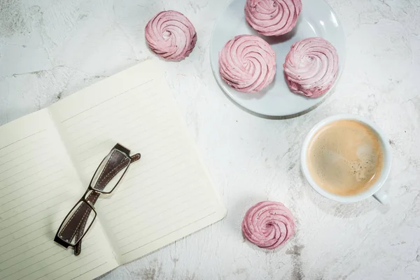 Bloc de notas, tortas y café, romántico — Foto de Stock