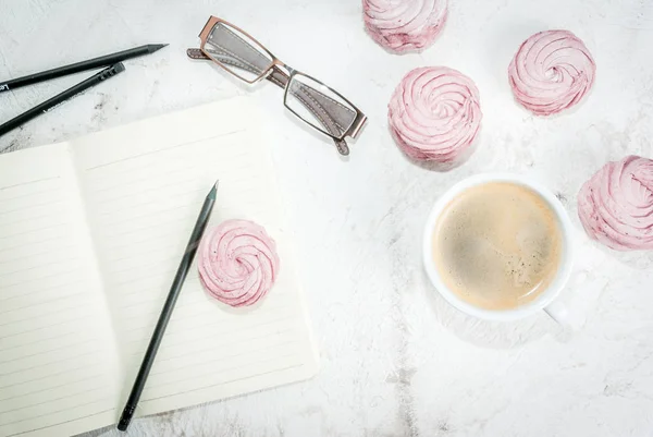 Bloc de notas, tortas y café, romántico — Foto de Stock