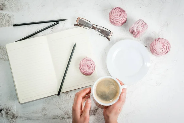 Bloc de notas, tortas y café, romántico — Foto de Stock