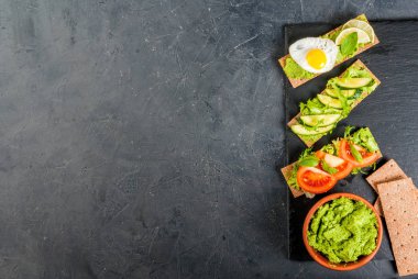 Diyet sandviç guacamole ve taze sebze ile