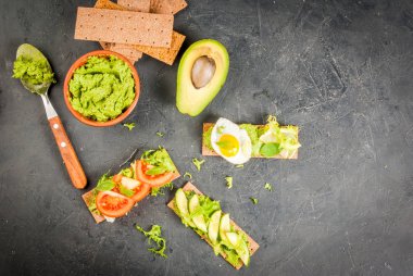 Diyet sandviç guacamole ve taze sebze ile