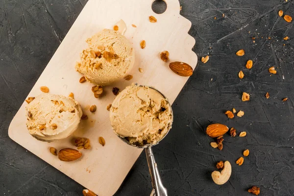 Домашнє карамельне горіхове морозиво — стокове фото