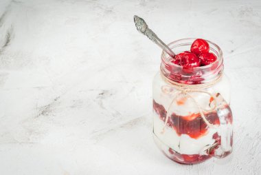 Kiraz ve reçel ile yoğurt