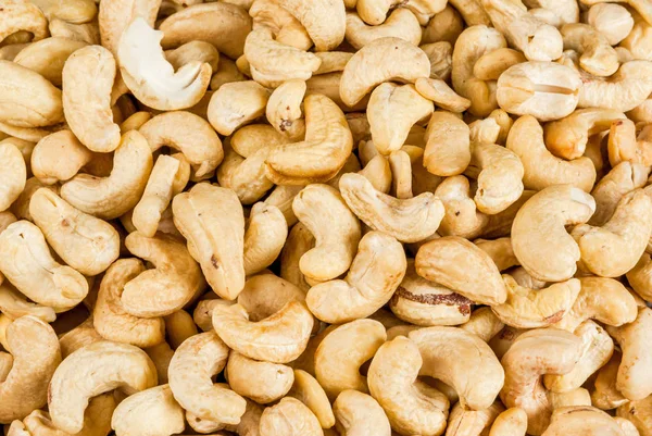 Cashewnötter i en träskål — Stockfoto