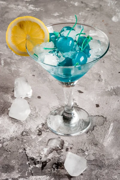 青いアルコール カクテルの成分 — ストック写真