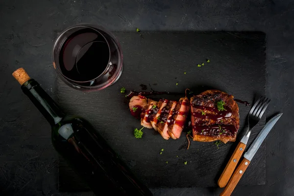 Bife frito com vinho — Fotografia de Stock