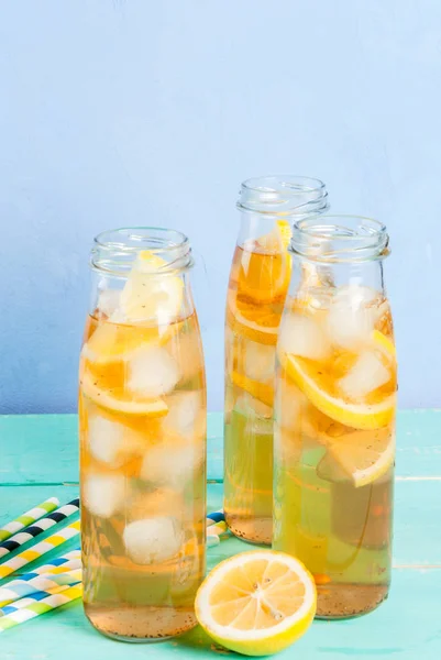 Tè estivo freddo con limone — Foto Stock