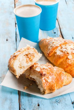 İki fincan espresso ve kruvasan