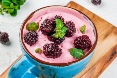 Milkshake veya dondurulmuş berry yoğurt bir fincan