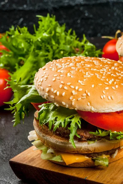 Freshly homemade burgers — Stock Photo, Image