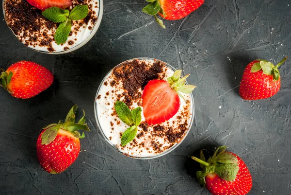 Bolo de queijo com morango e hortelã — Fotografia de Stock