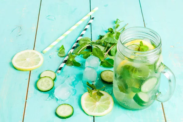 Cóctel de desintoxicación de menta, pepino y limón —  Fotos de Stock