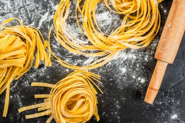 Ev yapımı taze çiğ makarna