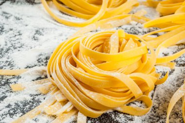 Ev yapımı taze çiğ makarna