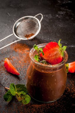 Çilek ve nane çikolata tatlı