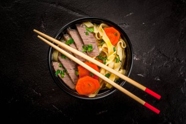 İşkembe çorbası noodles Asya tarzı ile