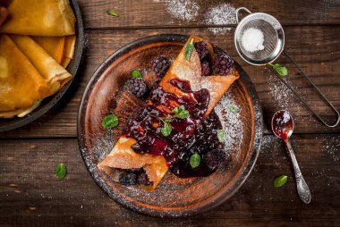 Krep berry ve reçel ile