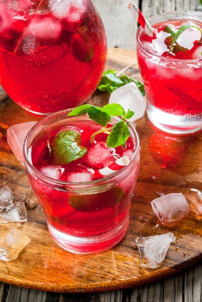 Sommer eisgekühltes rotes Getränk - Tee oder Saft — Stockfoto