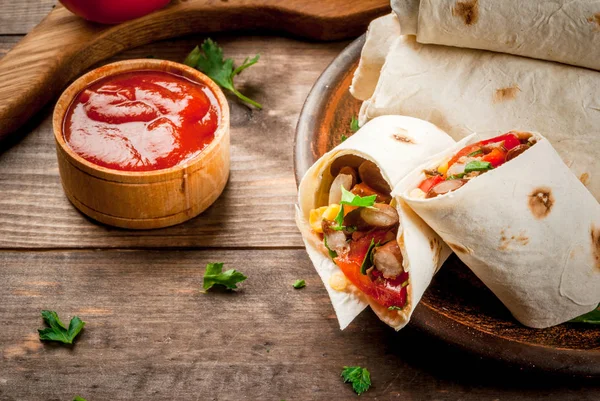 Comida mexicana caseira, burrito — Fotografia de Stock