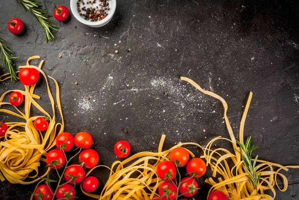 Pastas frescas crudas con tomates — Foto de Stock