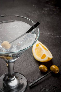 Martini zeytin ve limon ile
