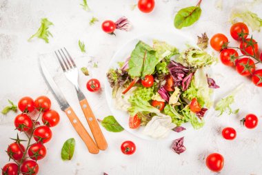 Bahar salatası marul ve domates