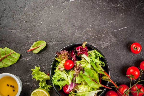 Vårsallad med sallad och tomater — Stockfoto