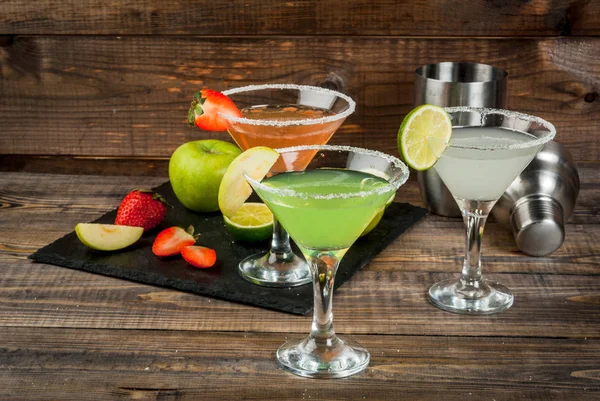 Tres tipos de cócteles alcohólicos con martini — Foto de Stock