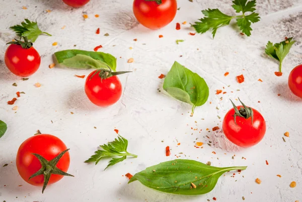 Fondo de cocina con tomates y verduras — Foto de Stock