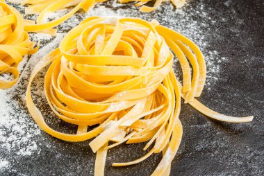 Ev yapımı taze çiğ makarna