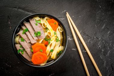 İşkembe çorbası noodles Asya tarzı ile