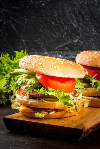 Frisch gemachte Burger — Stockfoto