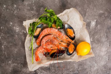 Taze karides (karides) ve midye