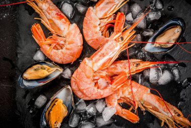 Karides ve midye buz üstünde