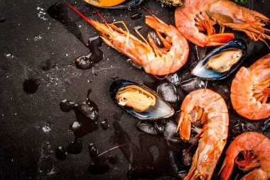 Karides ve midye buz üstünde