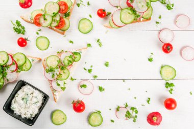 Bahar sandviç taze sebze ile