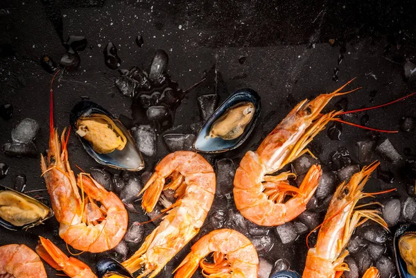 Karides ve midye buz üstünde