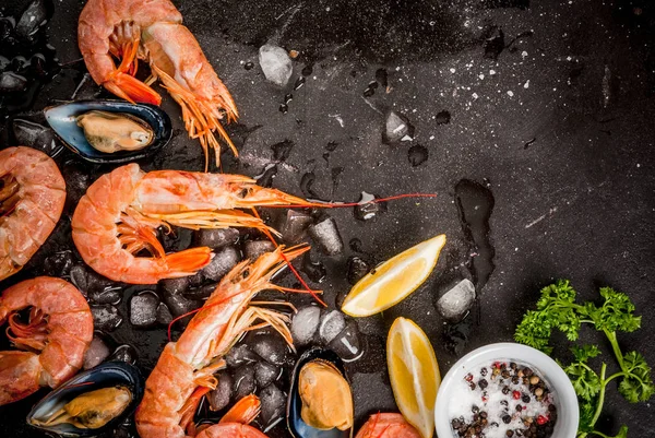 Karides ve midye buz üstünde