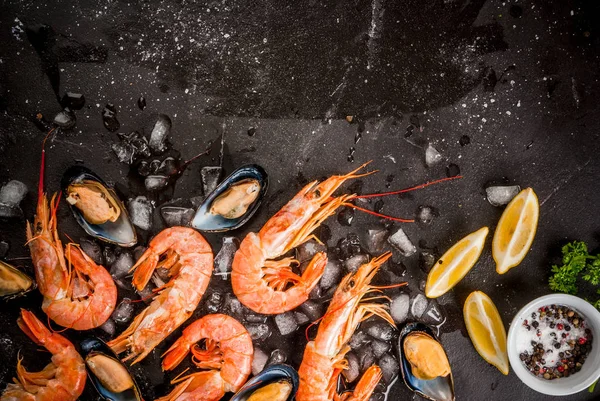 Karides ve midye buz üstünde