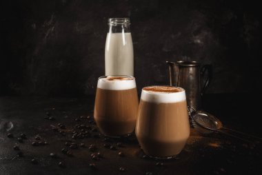 Soğuk kahve latte süt, buz ve tarçın ile