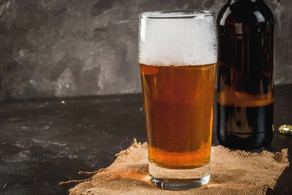 Flaska och ett glas öl — Stockfoto